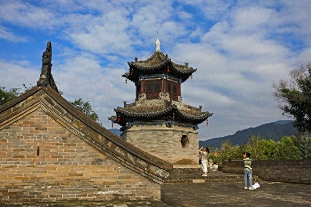 山西晋中：张壁古堡暑期旅游升温