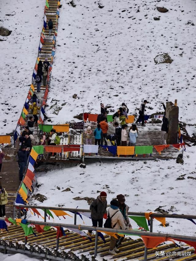 肃南：巴尔斯景区云雾漫雪峰 游人邂逅"云端秘境"
