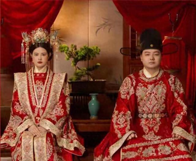 新娘跳楼后续：遗体晾24小时，两家争27万彩礼，做法比陌生人心寒