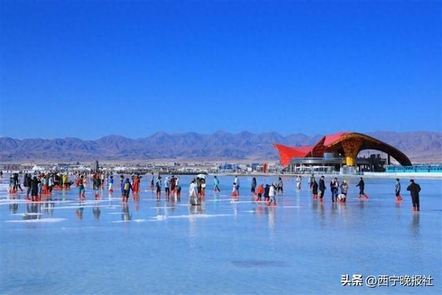 国庆假期前三天近8万游客访茶卡盐湖景区