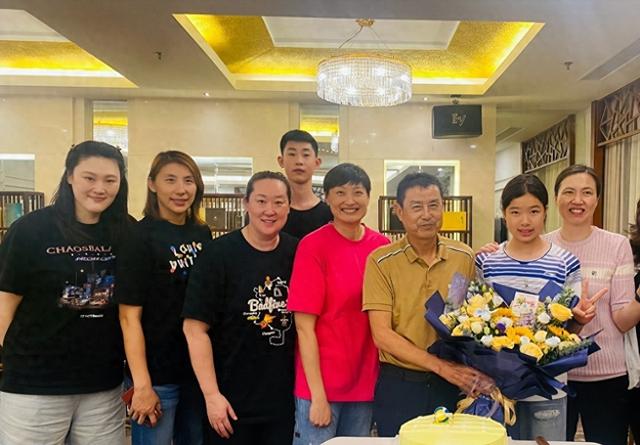 陈忠和久违现身：68岁弓腰驼背，老得不敢认，二婚娶女排弟子为妻