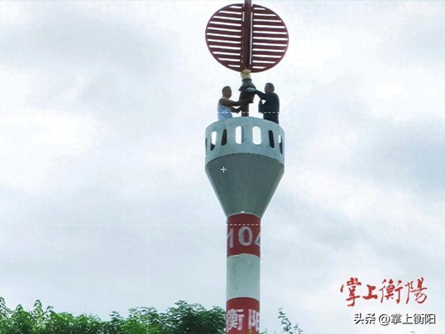 不惧“烤”验！历时1个多小时高空修复航标灯