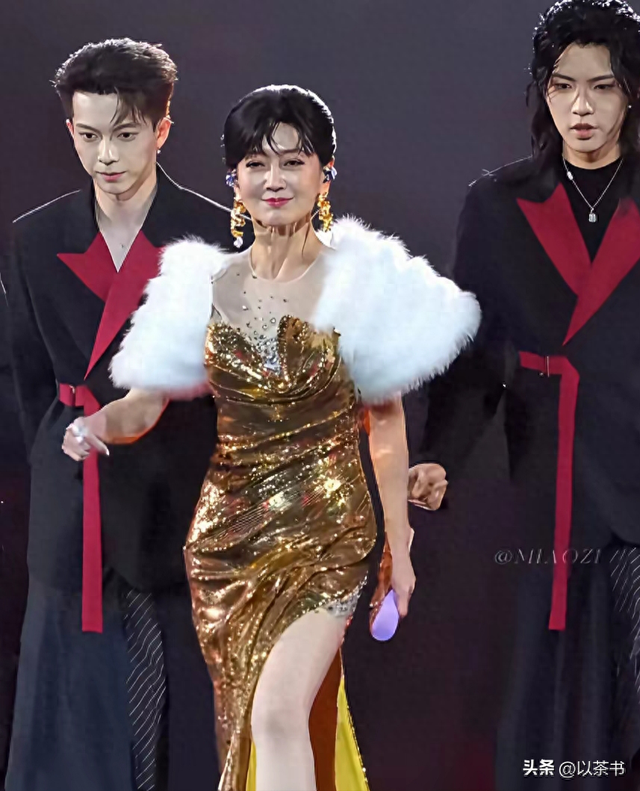 越来越不对劲！72岁赵雅芝和年轻人斗舞不在话下，与李连杰有一拼