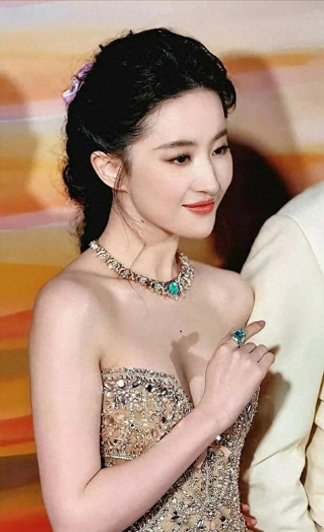 刘亦菲在家玩自拍，不料被镜子“出卖”了，网友直呼：好女人啊！