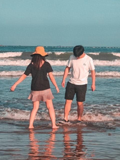 海滩恋曲：在椰影海风间遇见美好时光