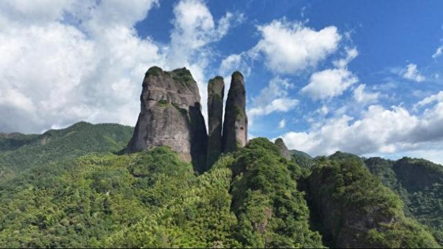 熟悉的风景里藏着最陌生的奇观，只待一次全新的回眸！江郎山景区惊现世上罕见自然大佛