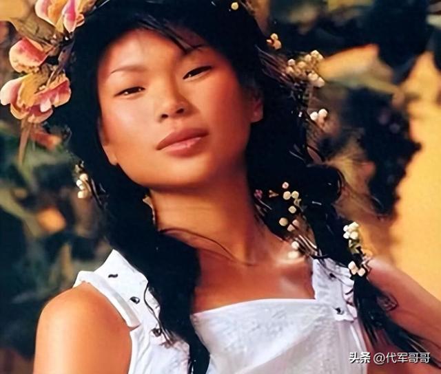 她被群嘲是“第一丑模”，嫁给大20岁老外，如今43岁怎样了？