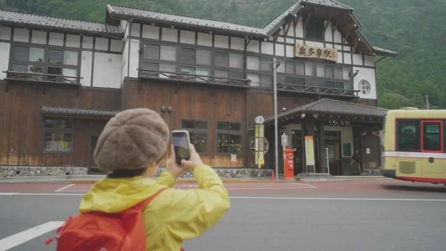 朋友圈最拼的打工人，流行晚上去爬山