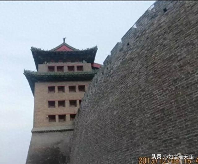 登北京八达岭长城，回来时已经日暮