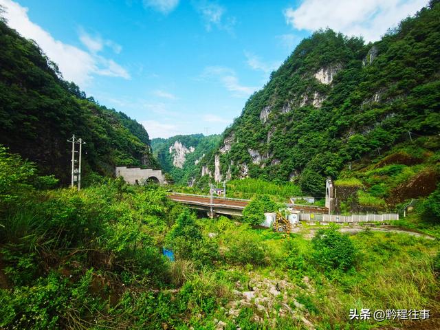 旧时古道，如今人迹罕至；峡谷中间，有一个美丽野瀑布