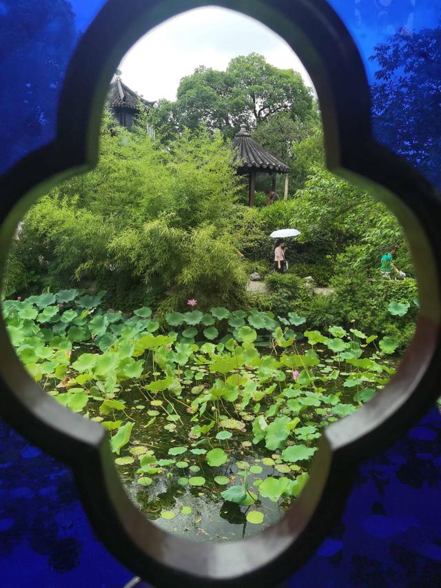 江苏苏州：透过花窗赏美景