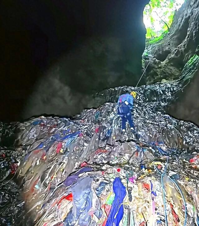 溶洞里“追”垃圾的人