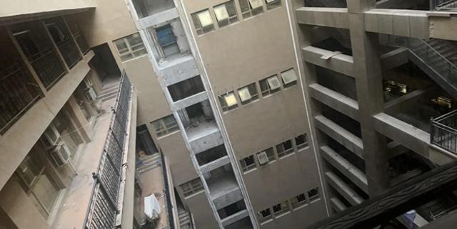 济南城基中心实地探访，墙壁斑驳像鬼城，女性居住太危险了