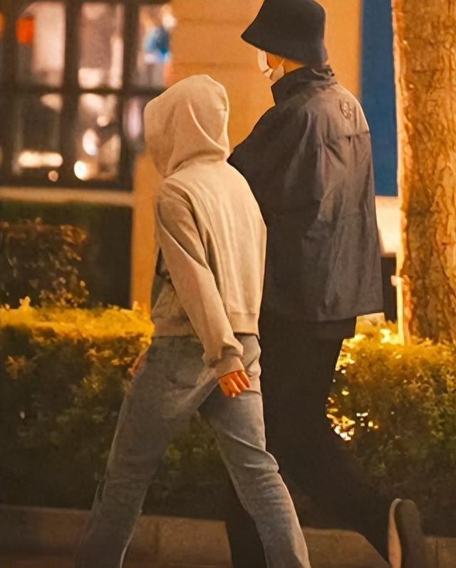 关系藏不住了？全红婵被王俊凯保镖一路护送，原来真相早有预兆