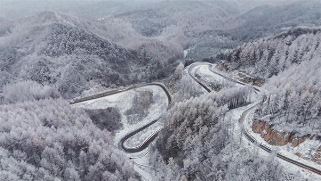 广元朝天：冰雪运动＋暖汤民宿 游客慕名而来