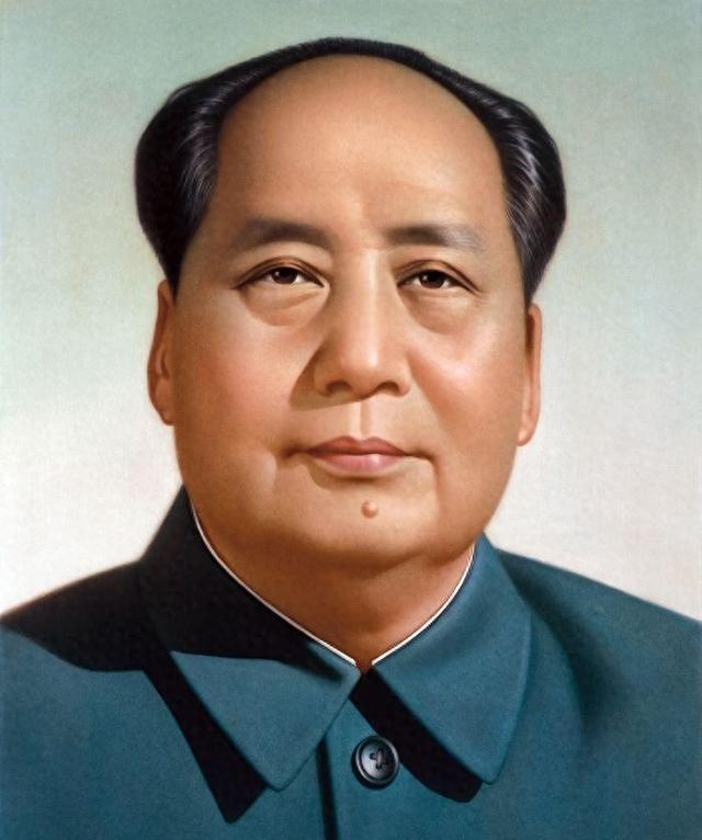 毛主席新画像挂上天安门后，北京市民提出意见：为何只有一只耳朵