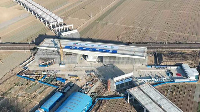 齐临高速上跨邯济铁路转体立交桥成功转体