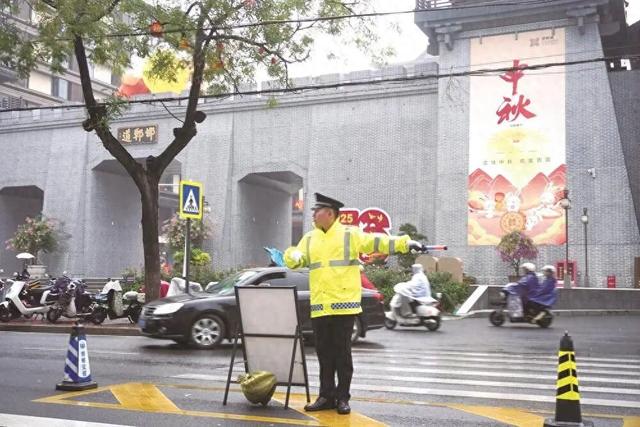 秋雨灯影里的守护色