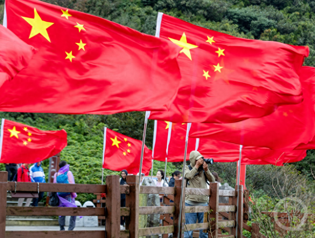 鲜艳夺目！巨幅国旗闪耀金佛山