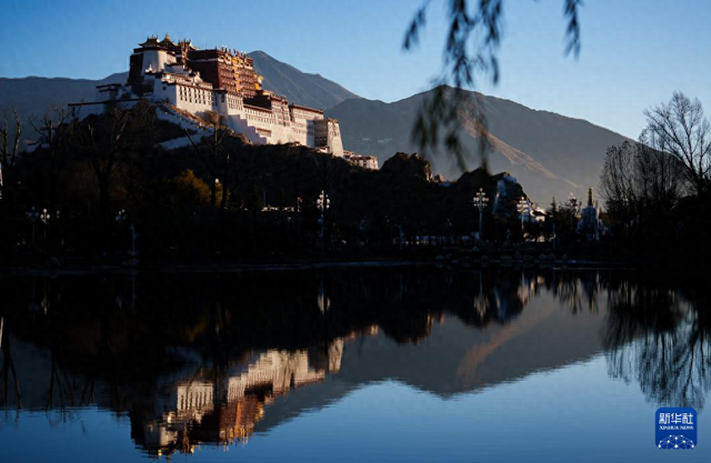 晨光中的布达拉宫