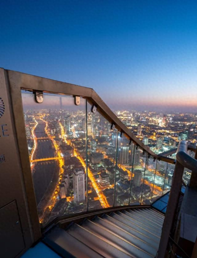 北京嘀咕，上海好奇，如今天津，竟成了能走着听、站着品的戏台！