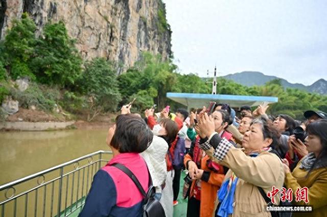 广西宁明：游人乘船争睹花山岩画
