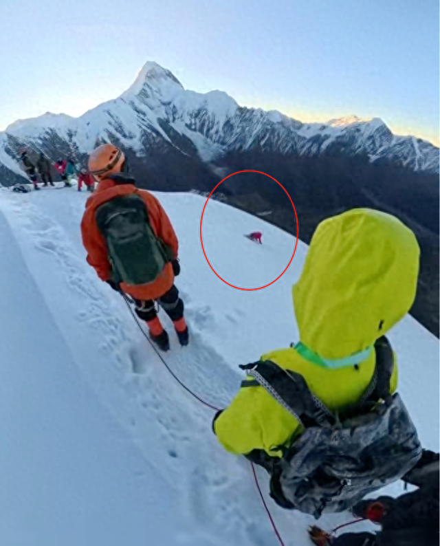 那玛峰滑坠，一登山者魂断雪山。