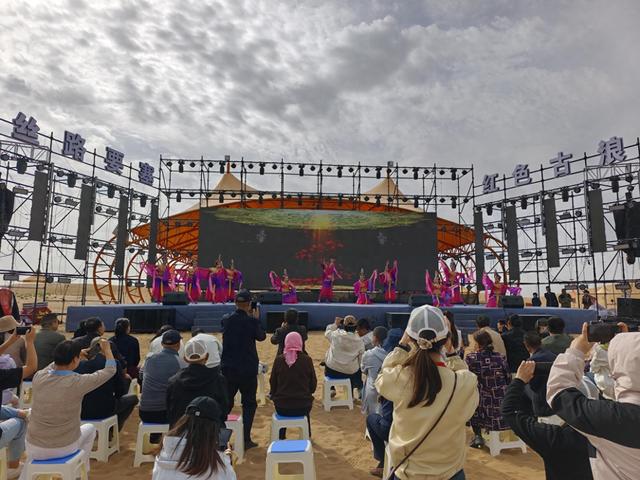 看精彩节目、开越野摩托、骑骆驼 西凉女国“燃爆”假期