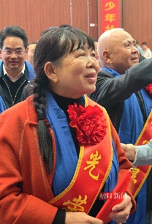 张陆父母在儿子母校观看神二十一升空，众人鼓掌并送上鲜花