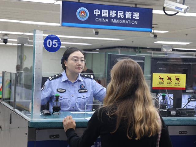 罗湖口岸假期出入境客流突破百万！外国旅客同比增长约四成