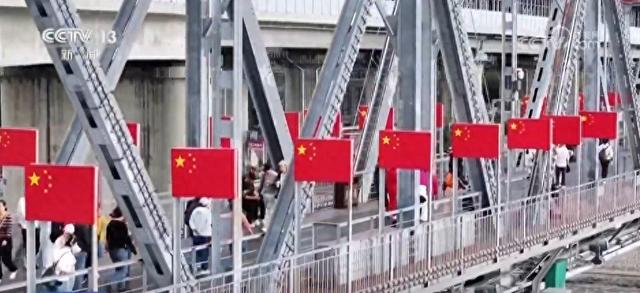 全国飘红！哈尔滨挂万面国旗，三星堆门票秒空，国庆氛围咋这么燃？