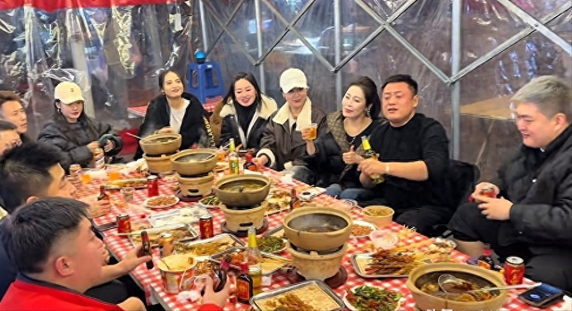 赵本山儿子请客吃砂锅，赵一楠染一头黄发，宋晓峰喝到脸泛红