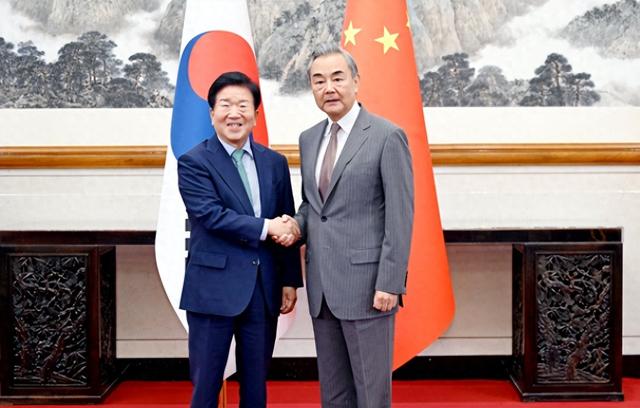 韩国特使团抵达北京，向中方再递出一张请帖，王毅特意点出一件事