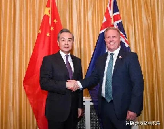 “外交男神”王毅年轻旧照，与妻子罕见同框，岳父曾是周总理秘书