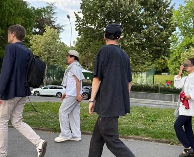 71岁成龙和42岁儿子房祖名在瑞士罕见同框！手机成最大亮点