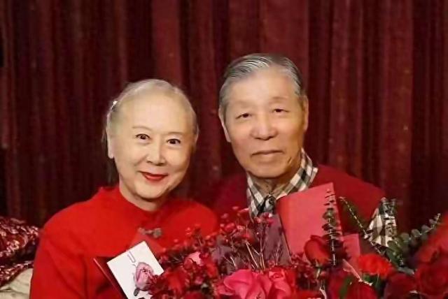 七八十年代的火柴盒上，那个扎着麻花辫、穿着红衣裳，谁人不识？