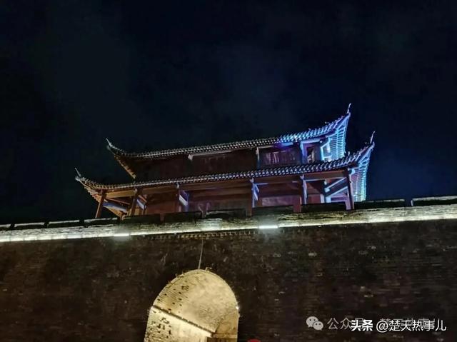 一夜间，荆州又出了个网红打卡点，传说中的“柳门”等你来邂逅！
