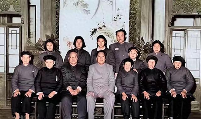 这张老照片是主席一大家人的合影	，都是真人的容貌、珍贵的照片