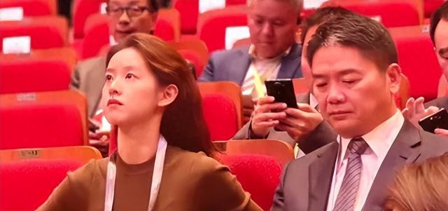 不装了！结婚10年后，章泽天彻底跟刘强东翻脸，郭晶晶当初没说错