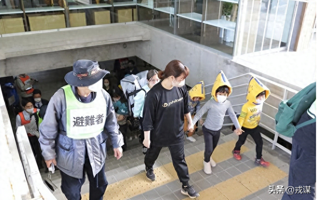 台海红线碰不得！冲绳12万人紧急演练大撤离，高市早苗则继续玩火