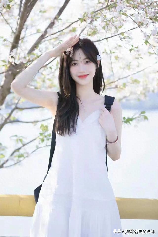 河南洛阳一校花,172cm皮肤白到发光,身材也是顶流,太美了