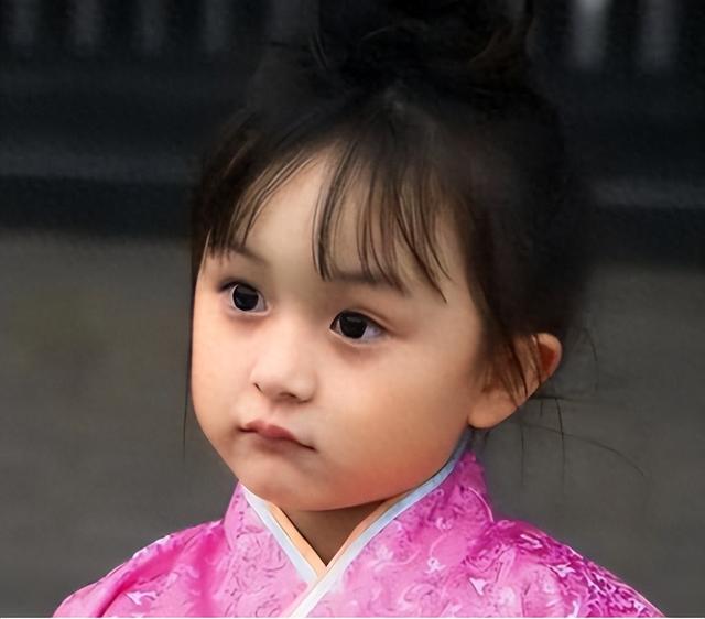 2岁出道年入百万，因长相甜美被禁止整容的刘楚恬，如今长成啥样?