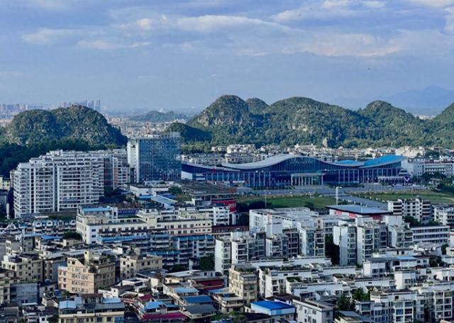 贵州有座城市，被誉为“中国凉都”，夏季很凉快，坐高铁直达