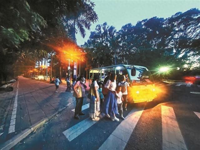 游客成群结队 假期高校热闹似公园
