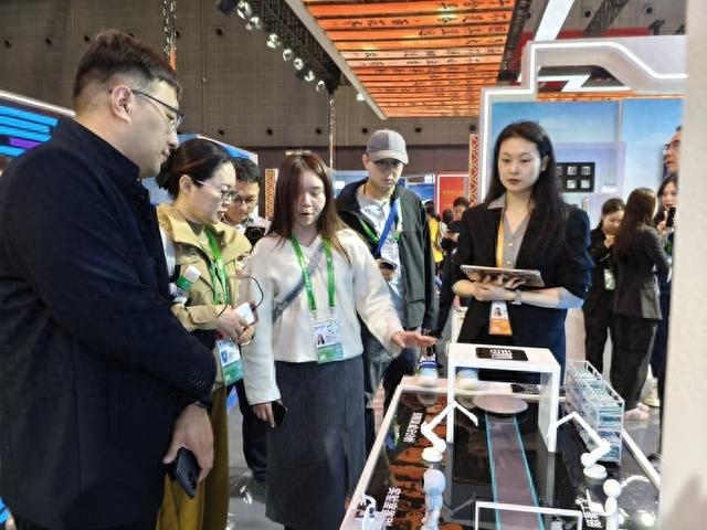 5秒验真，得物自研人工智能查验鉴别系统亮相第八届进博会