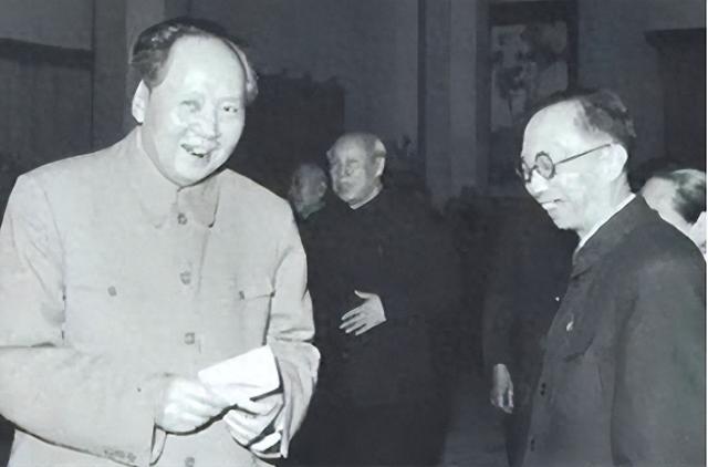 宴会上，毛主席问溥仪：传国玉玺去哪了？溥仪的回答引起一片哗然