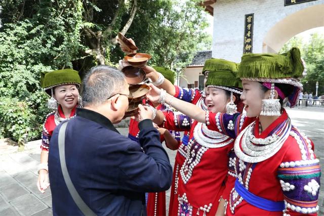贵州贞丰双乳峰景区：国庆假期旅游持续升温