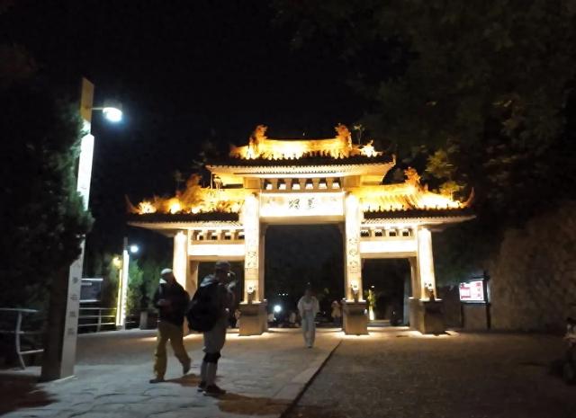 去了一趟华山旅游,发了朋友圈,以为有人点赞,结果尴尬了!