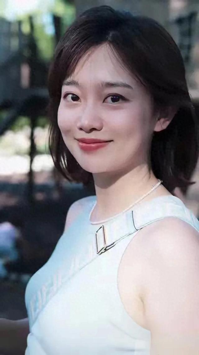李七月周末遛娃，浅蓝无袖上衣配亲子时光，温馨又松弛