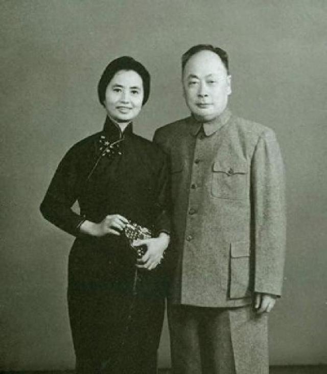1962年，与周总理贺龙一起喝酒，陈毅猛地惊叫：张茜，我的脚好痛
